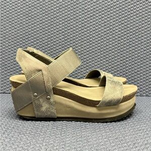 CROWN VINTAGE TOP‎ EXTRA WEDGE Metallic SANDAL. Size 8.5.
